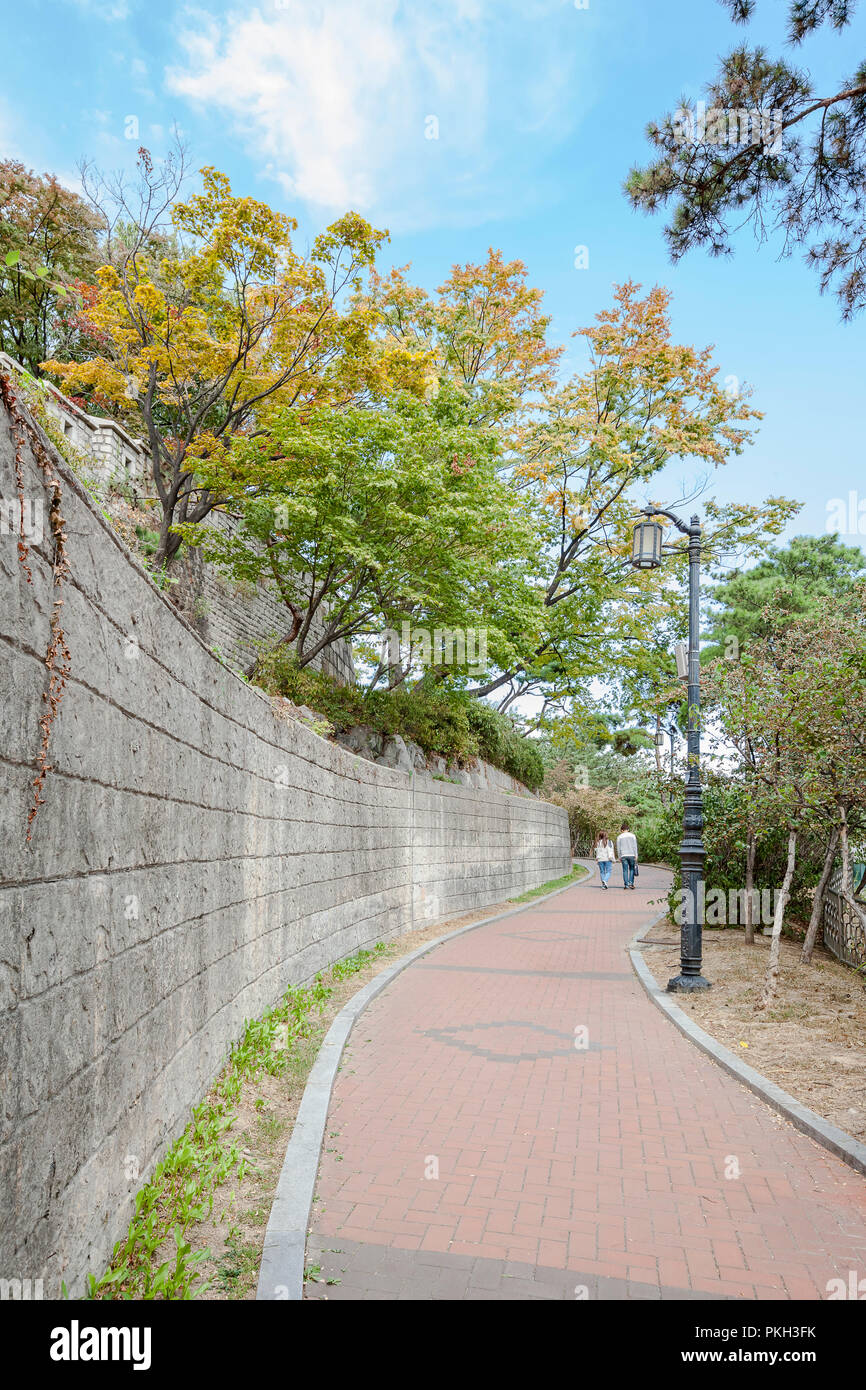 Séoul, Corée du Sud - le 28 septembre 2015 : Séoul vue panoramique vue paysage urbain paysage urbain de la ville de Séoul de sentier pédestre Naksan Mur Banque D'Images