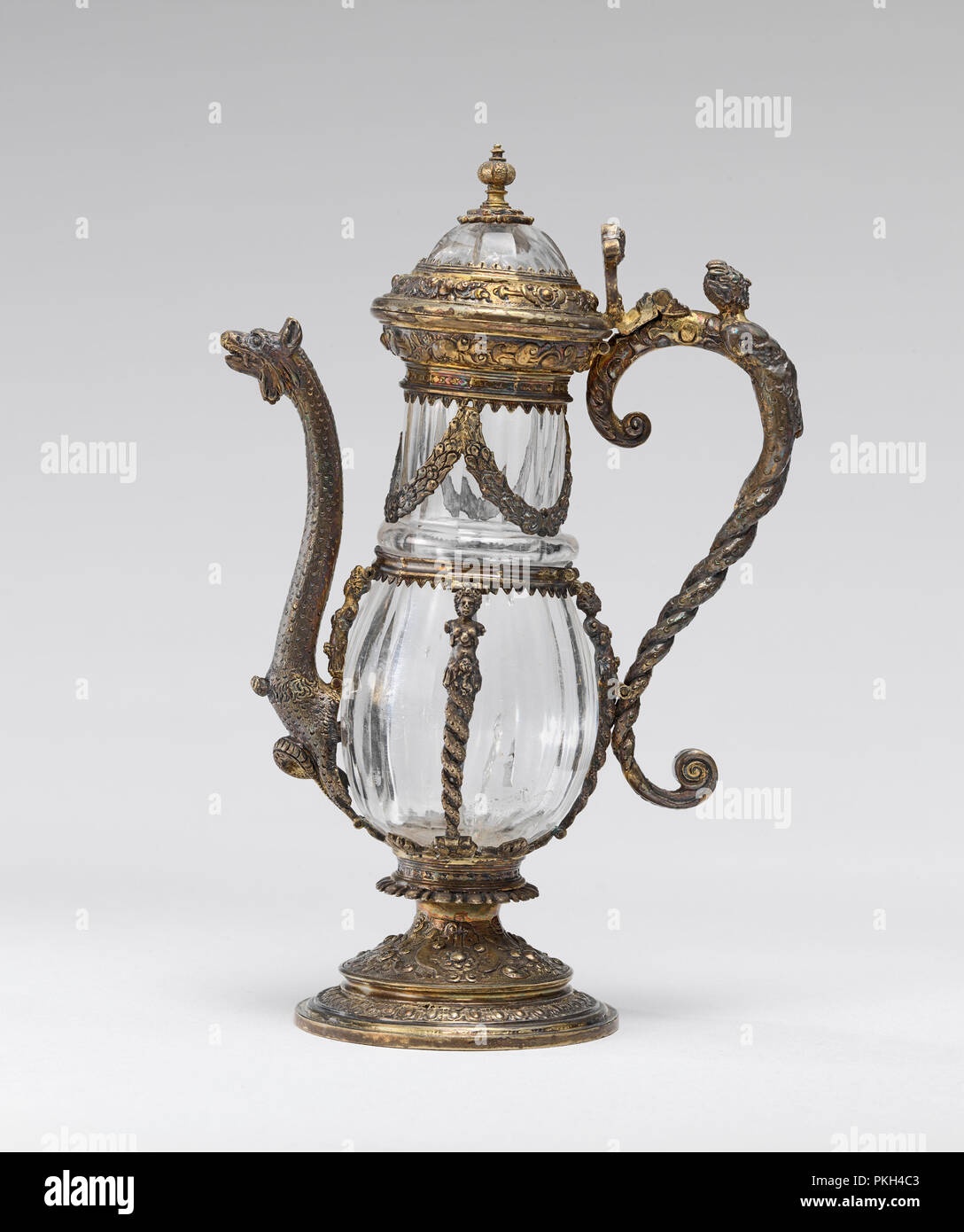 Ewer et couvrir. En date du : 14e siècle (Crystal) ; c. (1600) ; avant 1905 (la tuyère d'éjection). Dimensions : hors tout (hauteur) : 16,5 cm (6 1/2 in.) dans l'ensemble (diamètre de base) : 6,1 cm (2 3/8 in.). Médium : le cristal de roche et argent doré et cuivre. Musée : National Gallery of Art, Washington DC. Auteur : vénitien ou 14ème siècle parisien (Crystal) ; Londres (17e siècle) ; Europe occidentale 19e ou 20e siècle (la buse). Banque D'Images