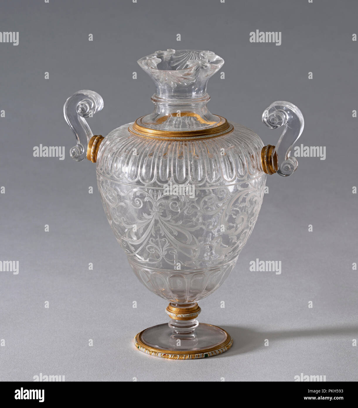 Vase avec deux poignées. En date du : ch. 1600 (vase) ; 19ème siècle (poignées). Dimensions : hors tout : 19,4 x 15,9 cm (7 5/8 x 6 1/4 in.). Médium : le cristal de roche et or émaillé. Musée : National Gallery of Art, Washington DC. Auteur : Milanese 17ème siècle (vase) ; 19e siècle de l'Europe de l'Ouest (poignées). Banque D'Images