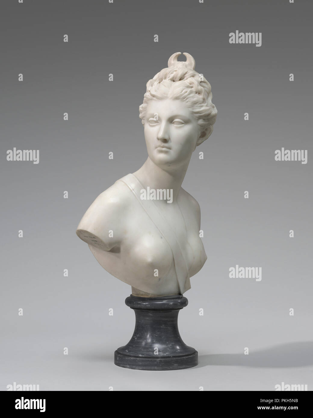 Diana. En date du : 1778. Dimensions : hors tout sans socle : 63 x 45,1 x 32,2 cm (24 13/16 x 17 3/4 x 12 11/16 po.) dans l'ensemble de base : 81,6 x 45,1 x 32,2 cm (32 1/8 x 17 3/4 x 12 11/16 in.) Poids brut : 150 lb. (68,04 kg). Médium : marbre. Musée : National Gallery of Art, Washington DC. Auteur : Jean-Antoine Houdon. Banque D'Images