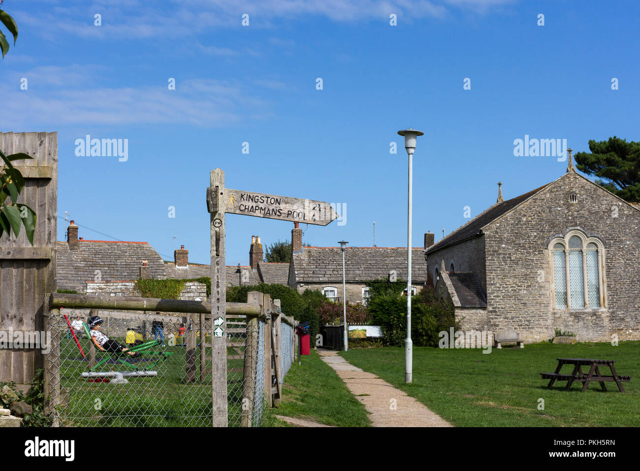 Une aire de jeu à côté du château de Corfe Chapelle indépendante & panneau de Kingston et Chapmans extérieure, Dorset, UK Banque D'Images