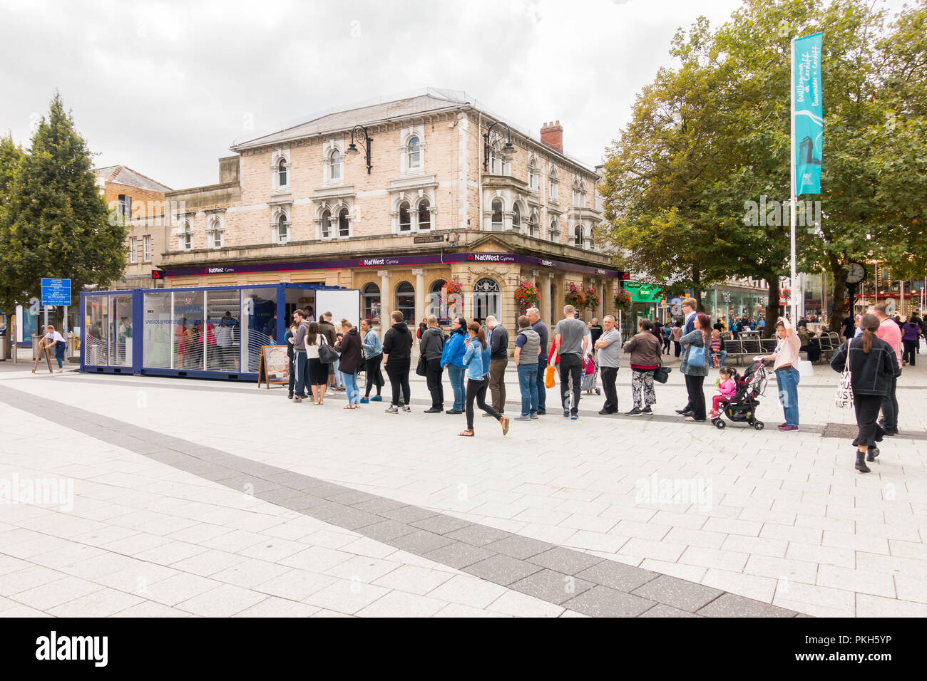 Cardiff, Royaume-Uni - 07 septembre 2017 : Les gens sont en attente pour un sandwich gratuit fourni par Lurpark dans le centre-ville de Cardiff. Banque D'Images