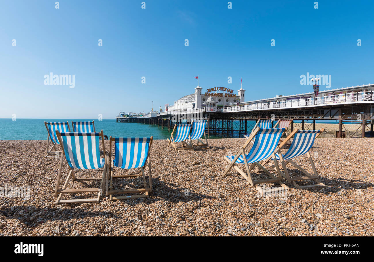 Brighton Palace Pier, plage et transats vides en été dans la plage de Brighton, Brighton, East Sussex, Angleterre, Royaume-Uni. Banque D'Images