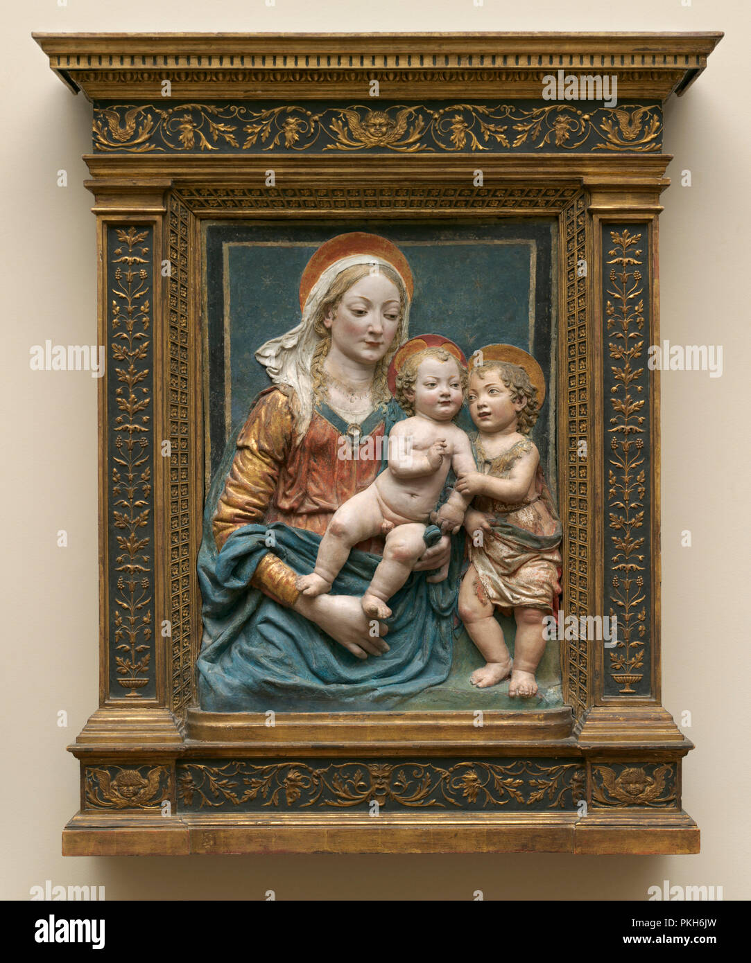 Vierge à l'enfant avec Saint John. Dimensions : hors tout : 75,7 x 57,2 cm (29 13/16 x 22 1/2 in.) : 122,7 x 102,6 encadrée x 12,1 cm (48 3/8 x 40 5/16 x 4 3/4 in.). Technique : terre cuite peinte. Musée : National Gallery of Art, Washington DC. Auteur : disciple de Andrea del Verrocchio. Banque D'Images