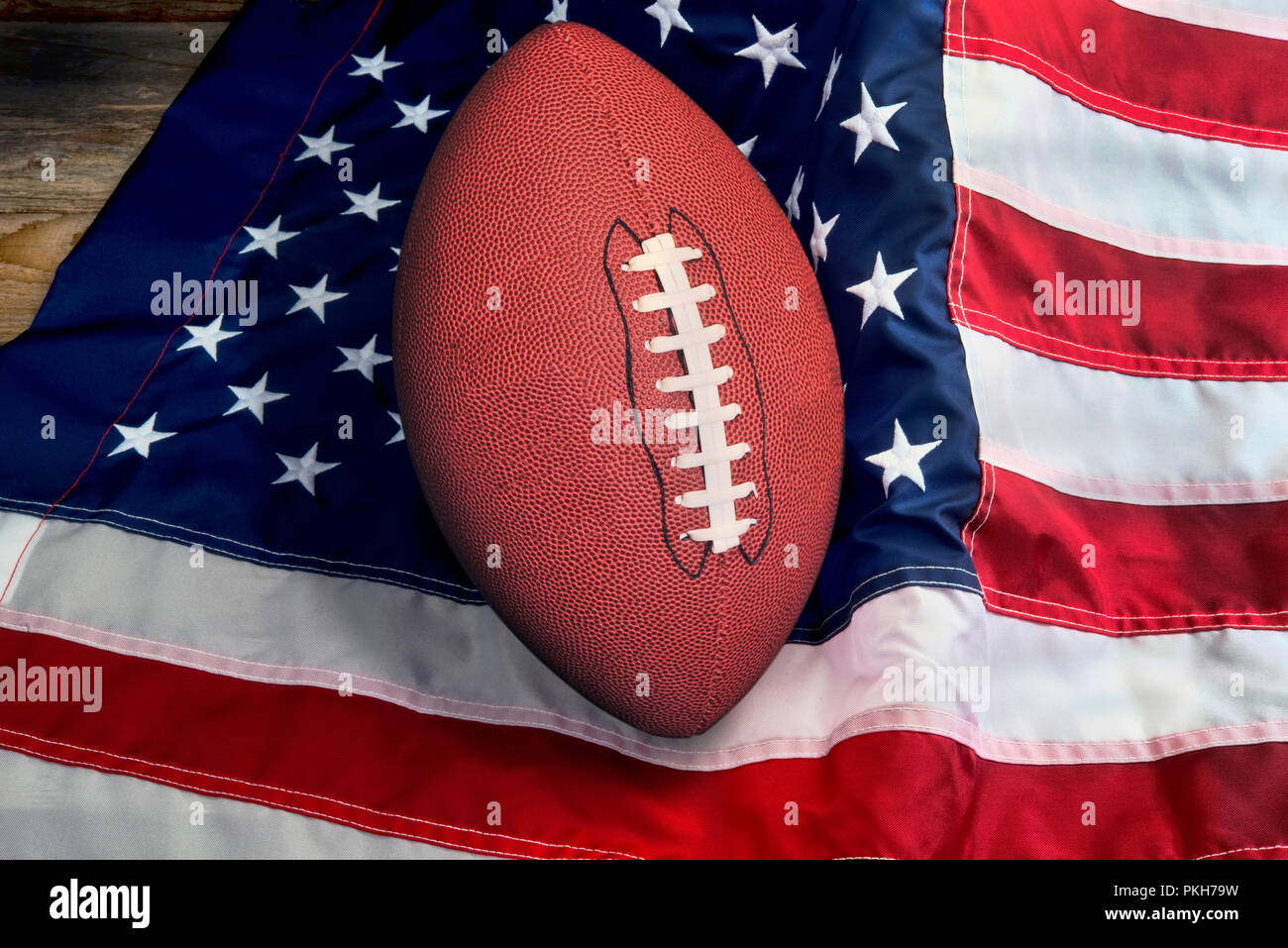 Le football américain sur drapeau américain, ancienne gloire. Banque D'Images