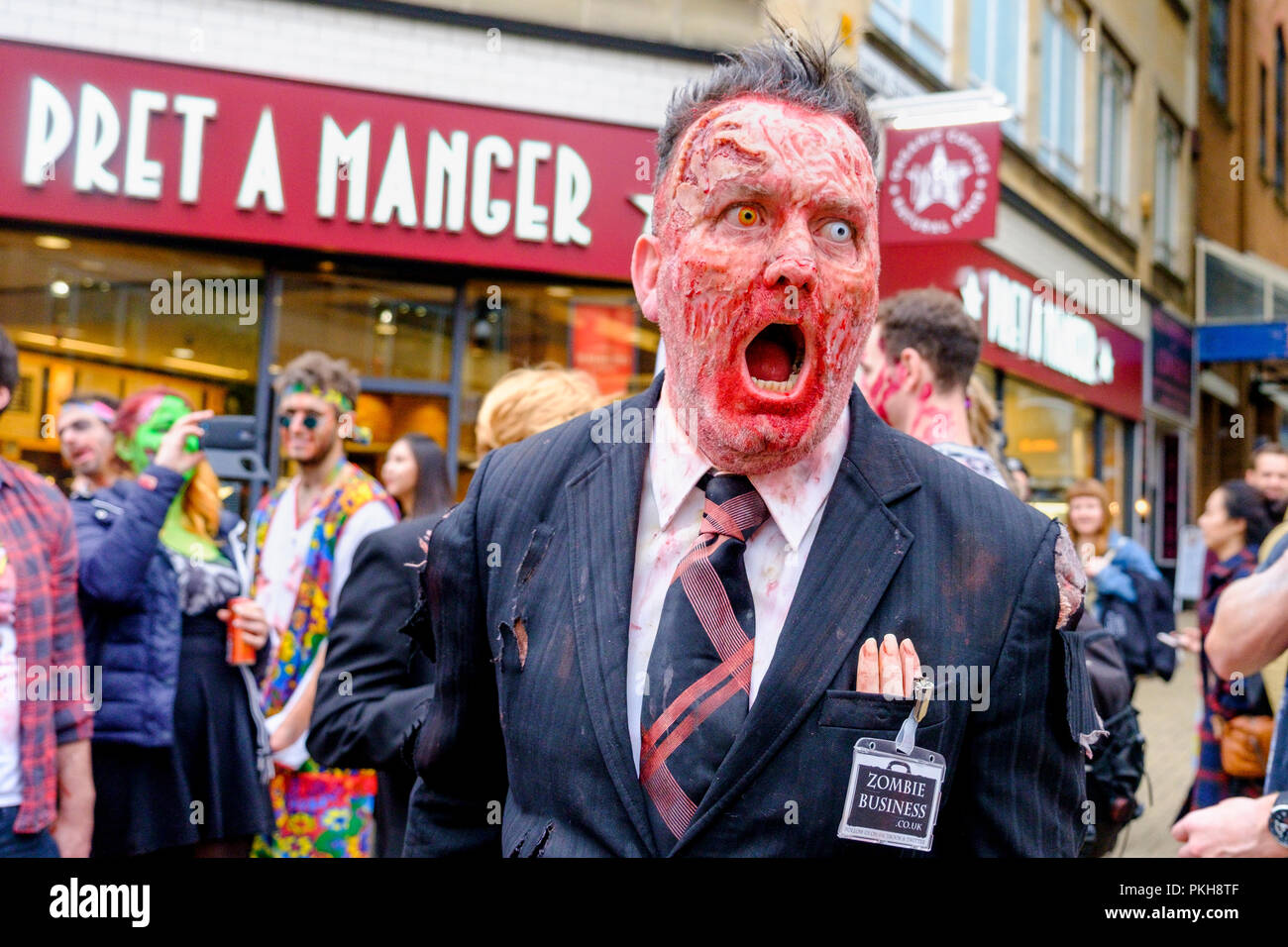 Bristol, Royaume-Uni. 28 Oct, 2017. Un homme habillé en zombie est représenté comme il prend part à un zombie à pied à travers le centre ville. Banque D'Images