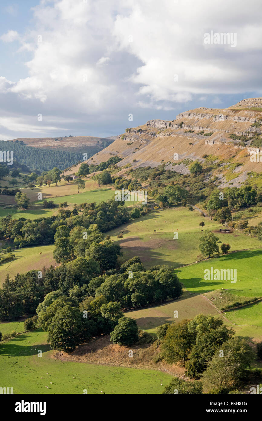 Les falaises de calcaire de Eglwyseg Mountain au-dessus de la vallée de Llangollen, Wales, UK Banque D'Images
