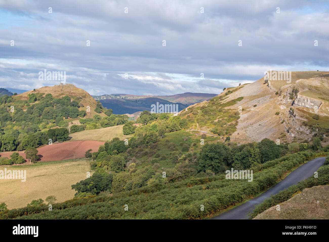 Les falaises de calcaire de l'Escarpement du Eglwyseg au-dessus de la vallée de Llangollen, Wales, UK Banque D'Images