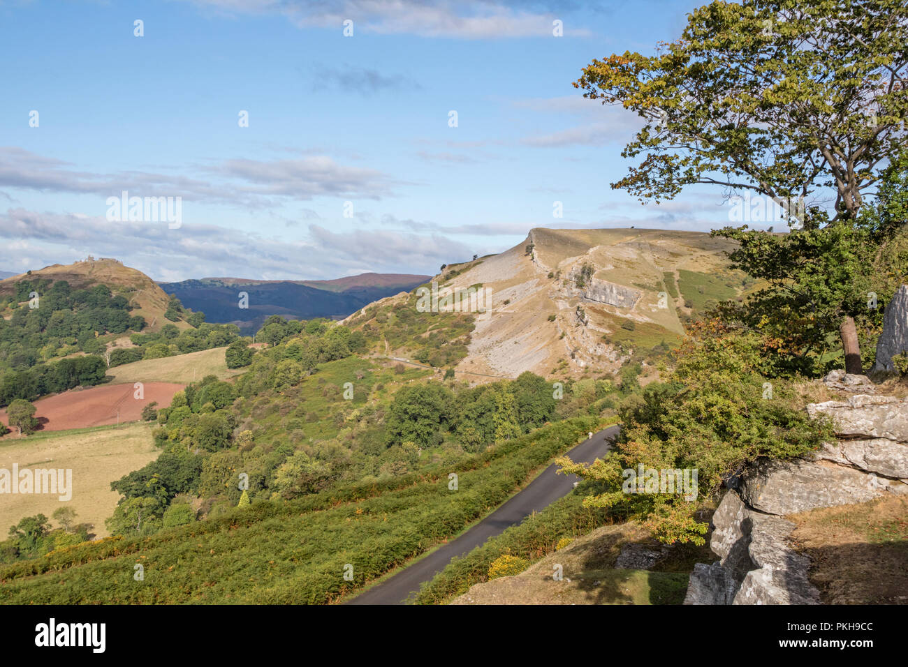Les falaises de calcaire de l'Escarpement du Eglwyseg au-dessus de la vallée de Llangollen, Wales, UK Banque D'Images