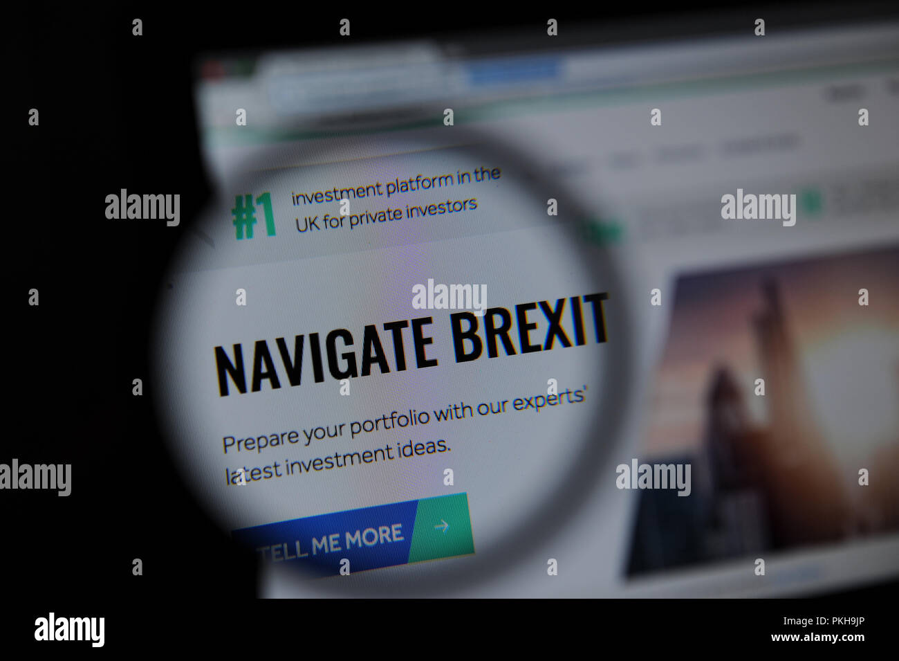 Naviguer Brexit vu sur le site web de Lansdown Hargreaves vu à travers une loupe Banque D'Images