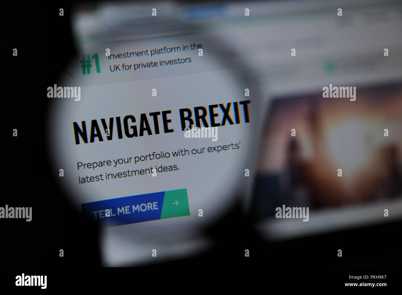 Naviguer Brexit vu sur le site web de Lansdown Hargreaves vu à travers une loupe Banque D'Images