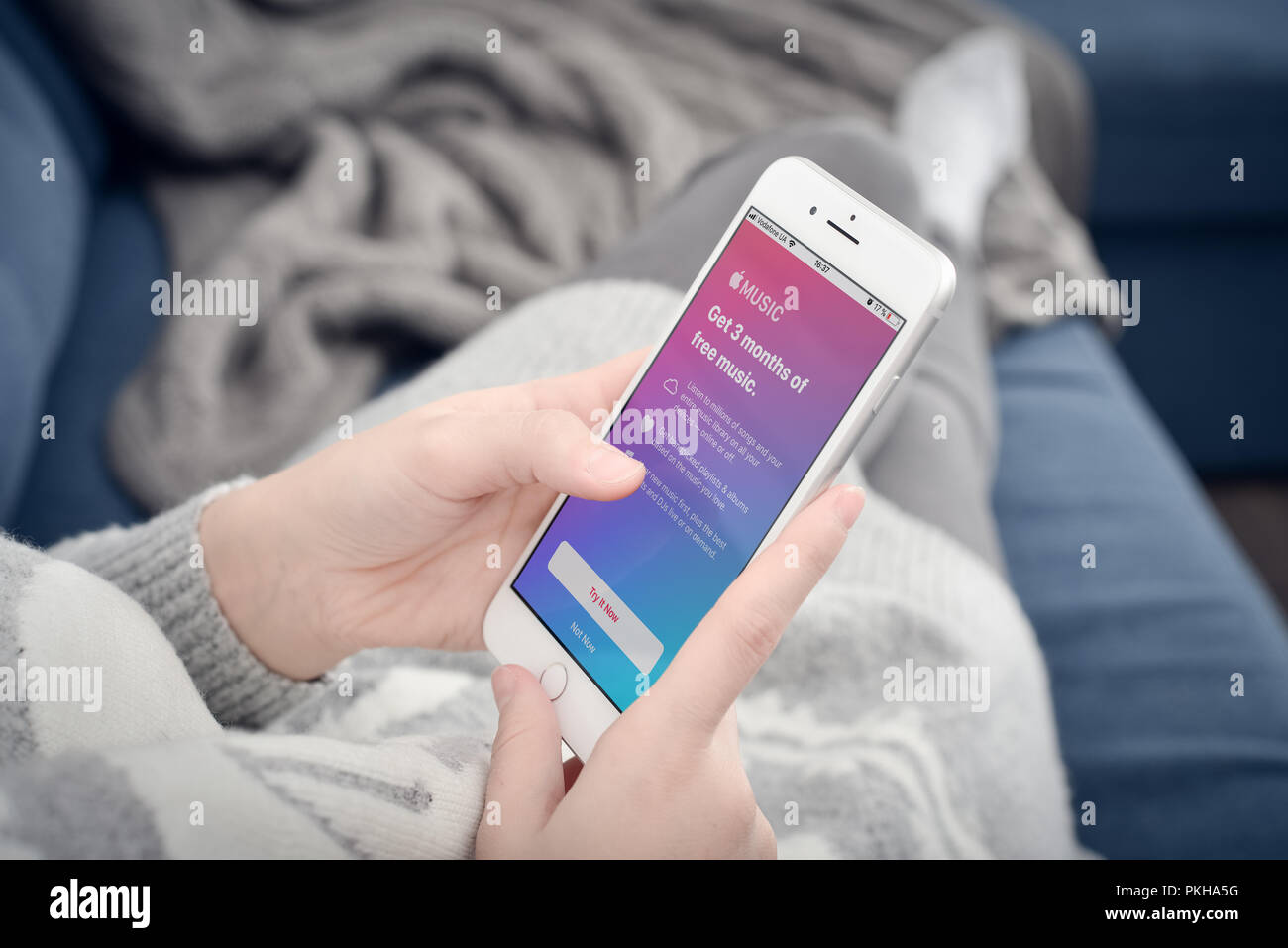 Kiev, Ukraine - le 24 janvier 2018 : à l'aide d'une app de musique Apple sur tout nouveau Apple iPhone 8 plus gros plan à la maison. Banque D'Images
