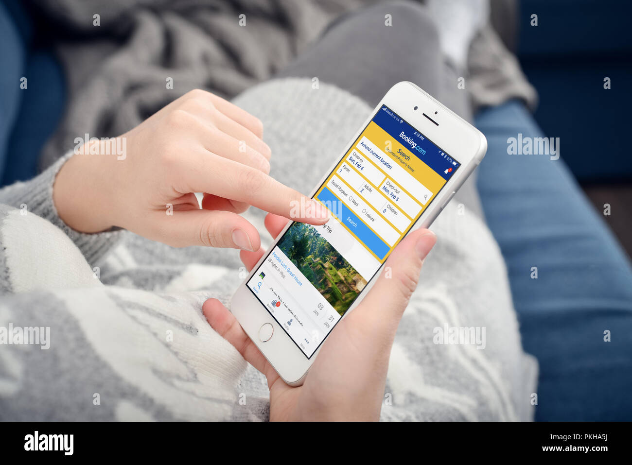 Kiev, Ukraine - le 24 janvier 2018 : Booking.com app sur Apple iPhone 8 plus à la maison. Booking.com est un système de réservation d'hôtel les plus populaires dans E Banque D'Images