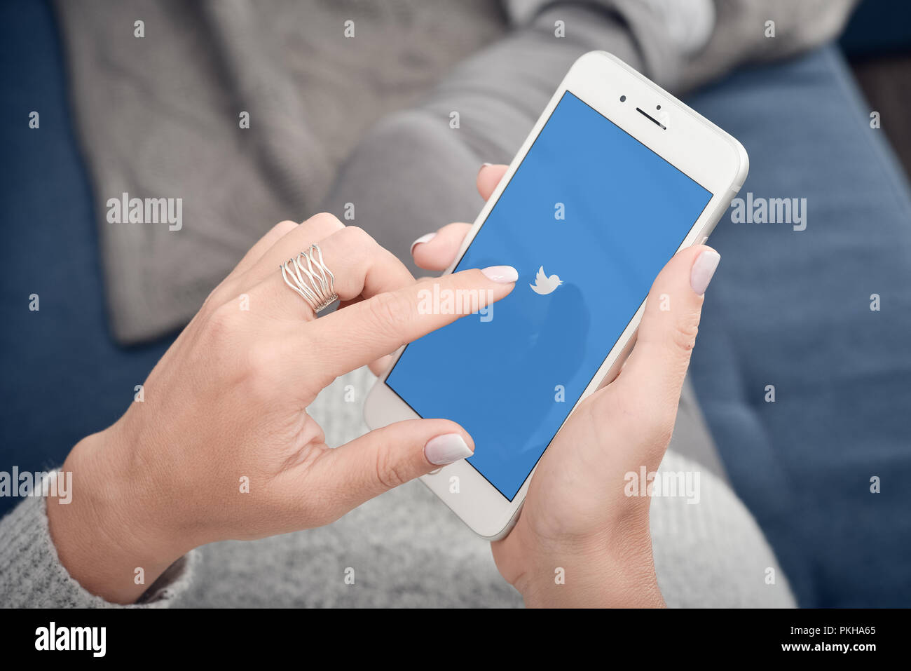 Kiev, Ukraine - le 24 janvier 2018 : Femme Holding Apple Iphone 8 plus en main et commencer à utiliser Twitter Application. Banque D'Images