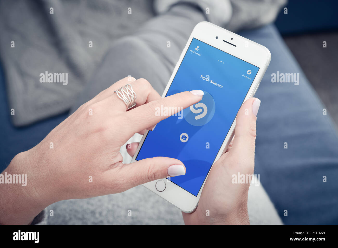 Kiev, Ukraine - le 24 janvier 2018 : femme mains en utilisant l'application Shazam sur Apple Iphone 8 plus de recherche dans ce qu'elle aime la musique tout en se trouvant à la maison o Banque D'Images