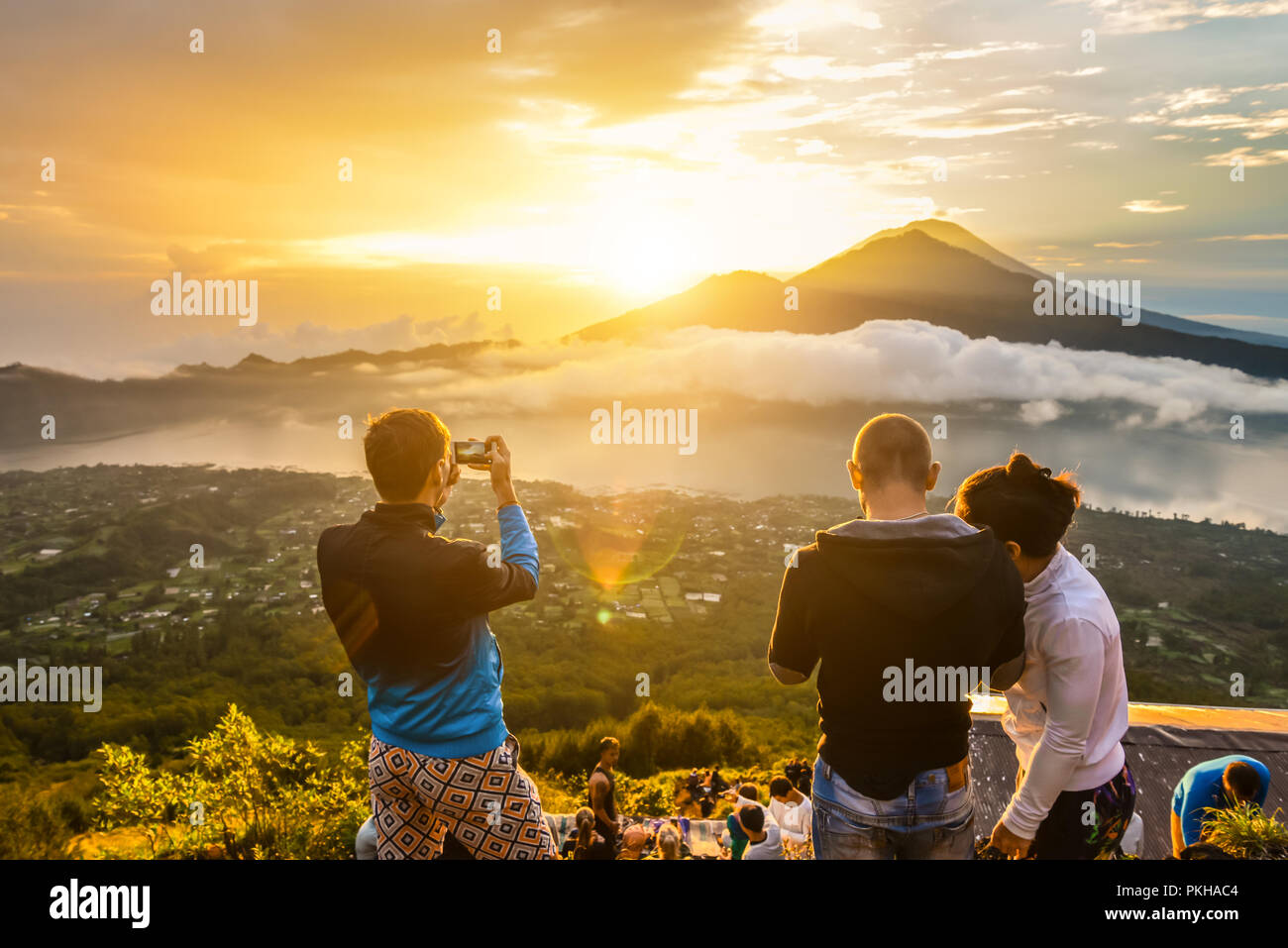 BALI, INDONÉSIE - 7 janvier 2018 : Groupe de jeunes regarder l'aube sur le  dessus de l'Batur volcano à Bali, Indonésie Photo Stock - Alamy