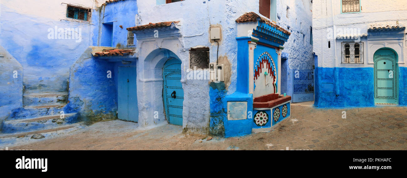 Jolie rue typique de la médina de Chefchaouen, l'une des plus villes touristiques du Maroc Banque D'Images