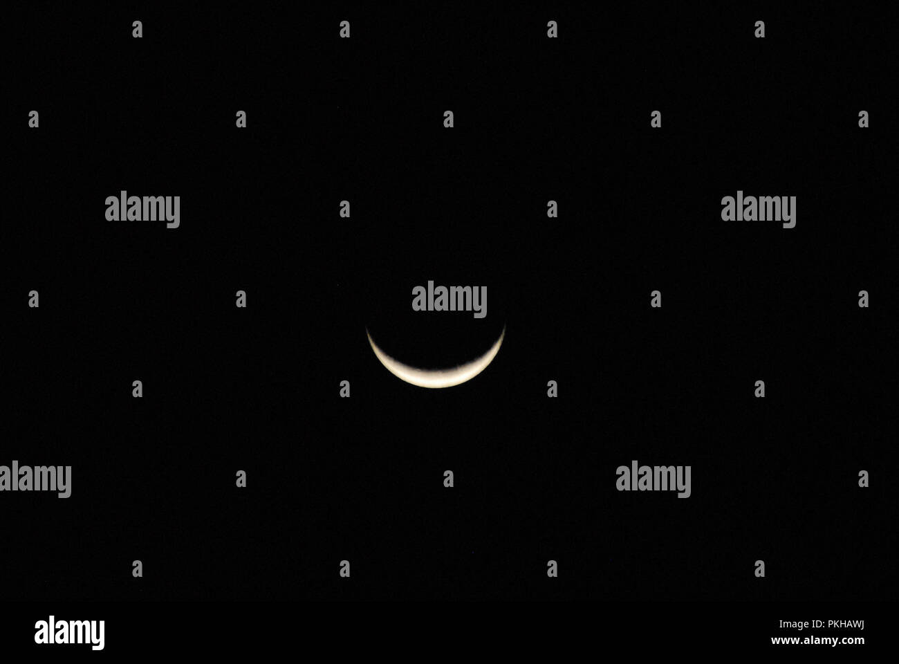 Ce qu'un arrière-plan fantastique ! Un croissant de lune sur une nuit sombre dans l'Australie crée l'image d'un sourire. Banque D'Images