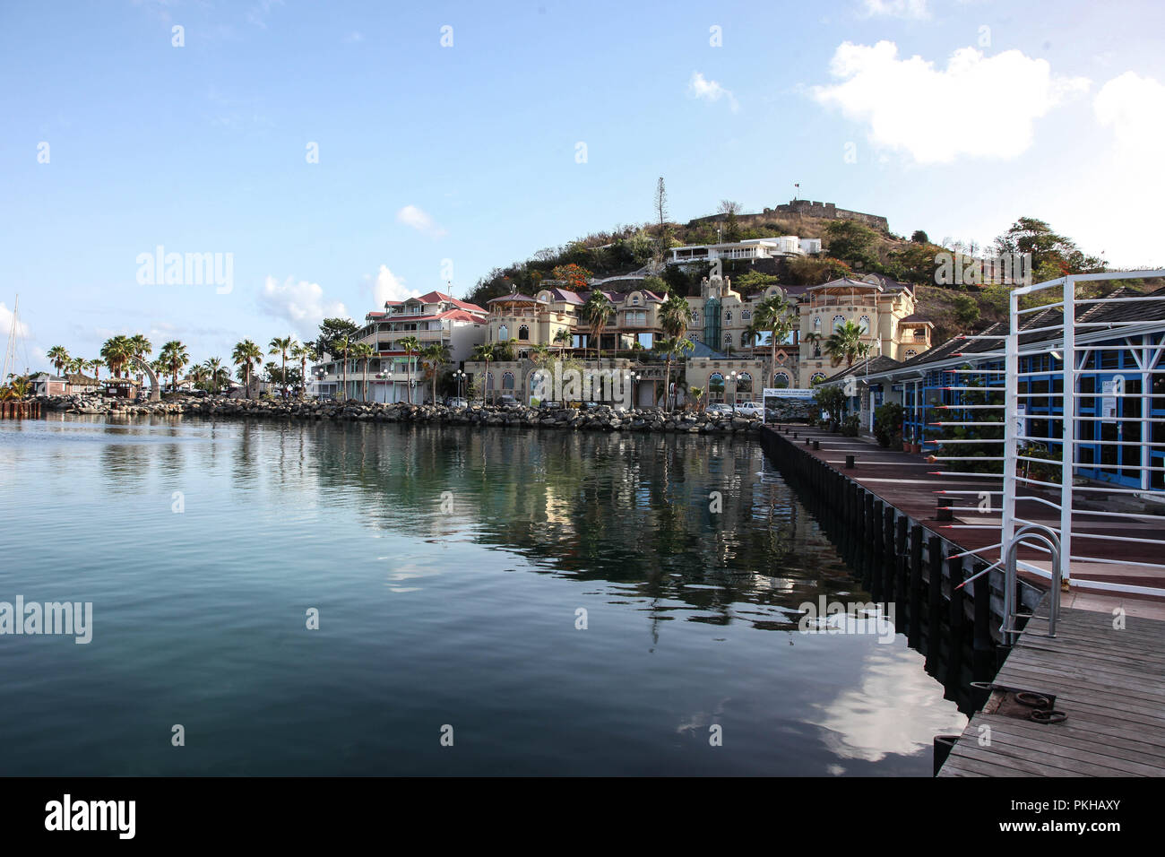 MARIGOT, ST.MARTIN - 31 juillet 2015 shopong : Local commercial avec ciel bleu et l'eau de mer à Marigot dans l'île des Caraïbes St.Marten Banque D'Images