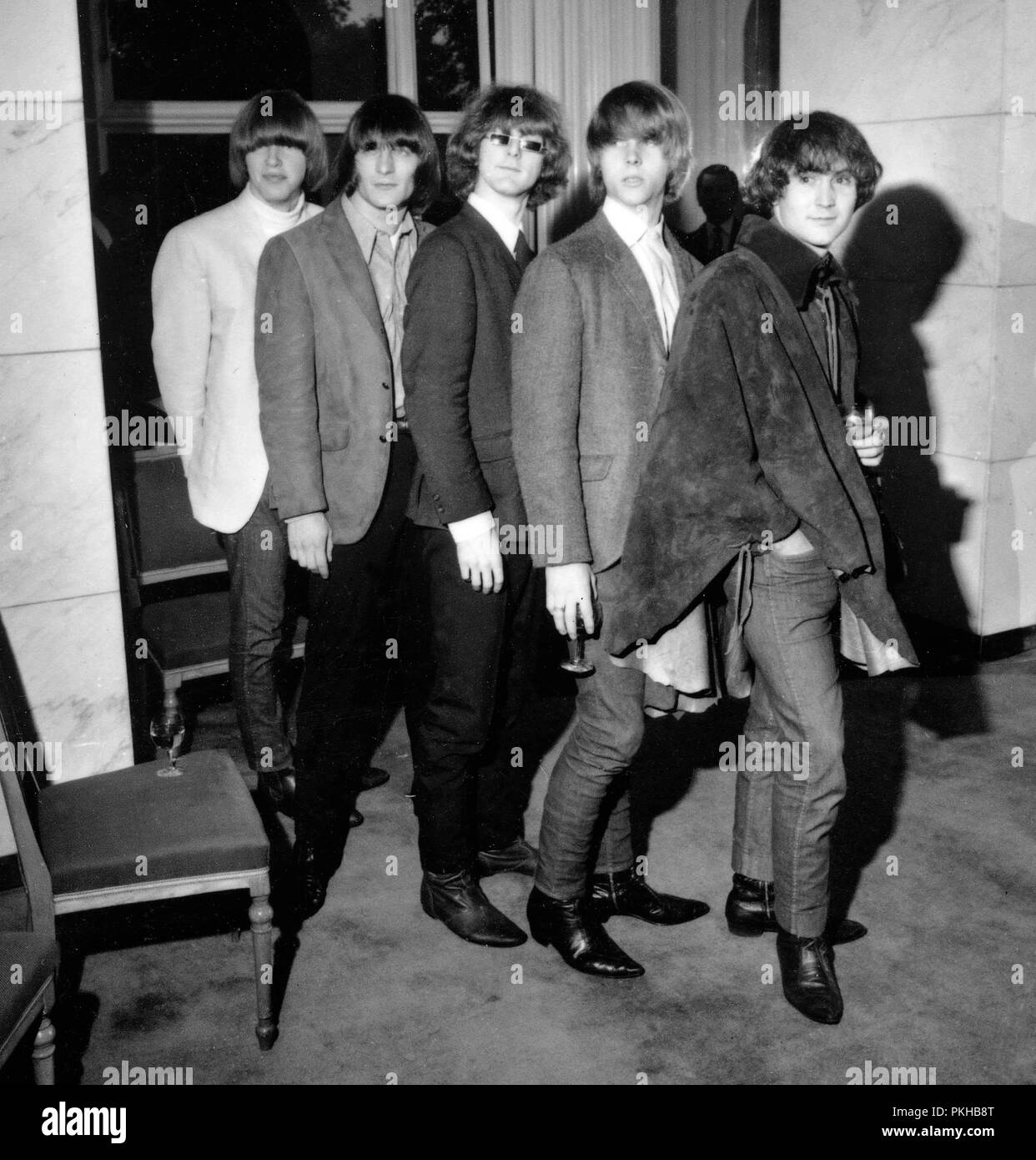 Les 100 Plus Grands Artistes De Tous Les Temps Los Angeles, USA. Les Byrds dans l'une des premières incarnations en 1964.  Les Byrds a subi plusieurs changements de personnel avec le chanteur Roger  McGuinn restant le seul membre constant jusqu'à la