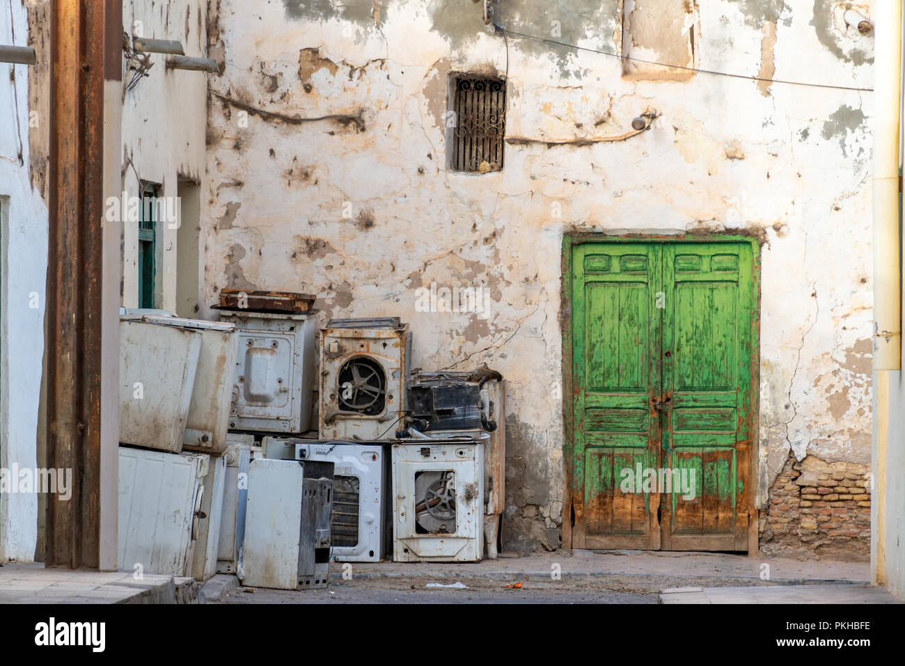 Ancienne machine à laver dans une ruelle à Tozeur, Tunisie Banque D'Images