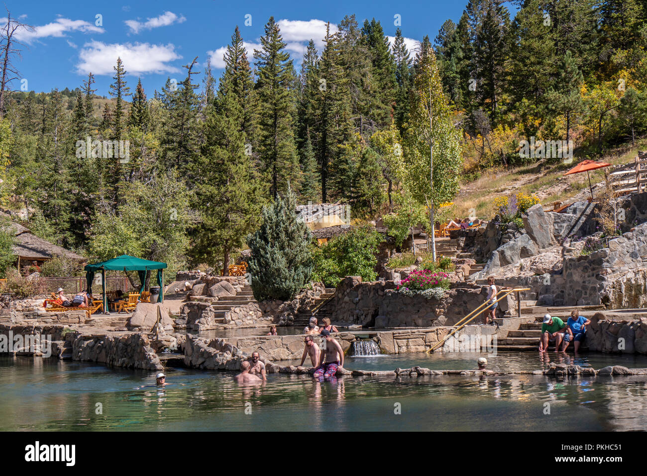 Les baigneurs faire tremper dans l'eau chaude, Strawberry Park Hot Springs, Steamboat Springs, Colorado. Banque D'Images