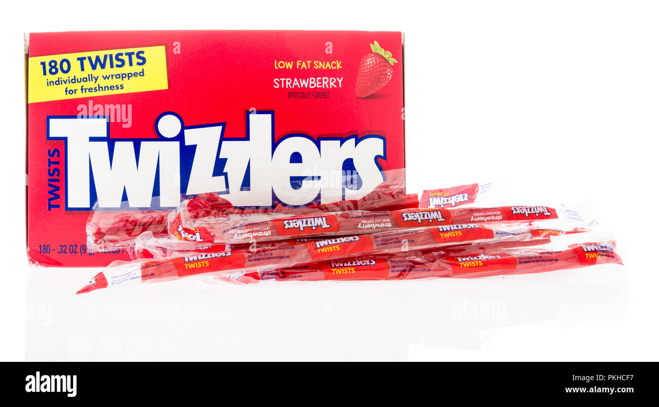 Winneconne, WI - 7 septembre 2018 : un paquet de réglisse Twizzlers dans 118 ml sur une base isolée Banque D'Images