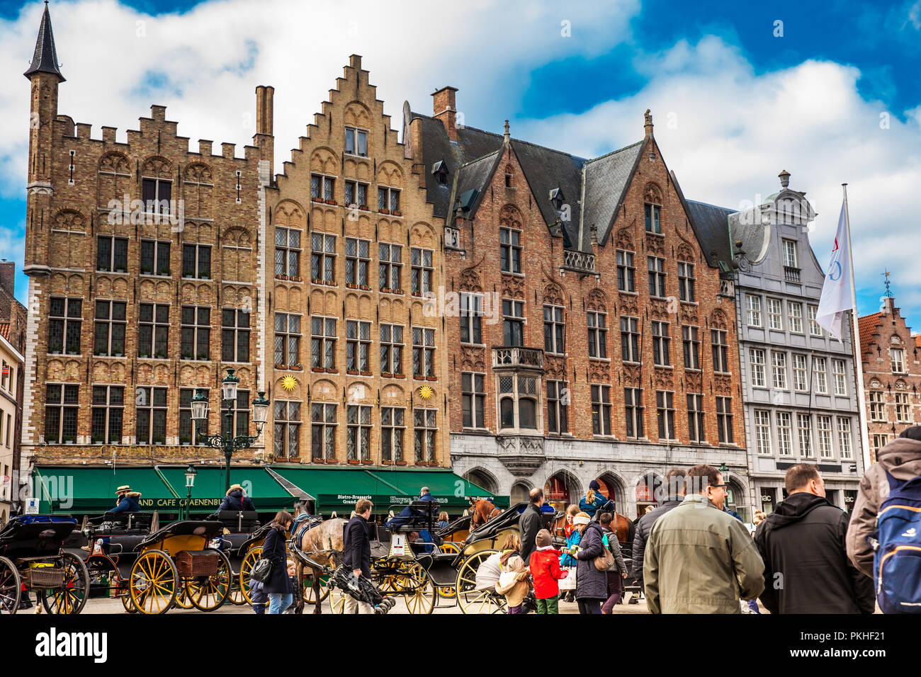 BRUGES, BELGIQUE - Mars, 2018 : les touristes et les voitures sur la place du marché à Bruges Banque D'Images