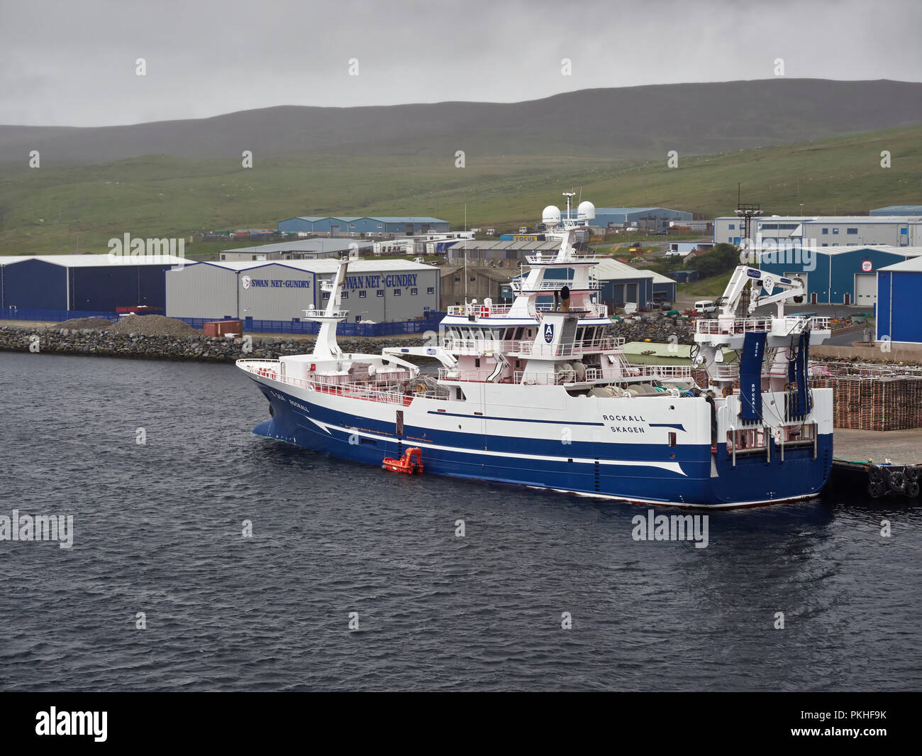 Le Rockall un chalutier de haute mer sont amarrés au quai de capture Shetland à Lerwick sur un jour brumeux en août, Shetland, en Écosse. Banque D'Images