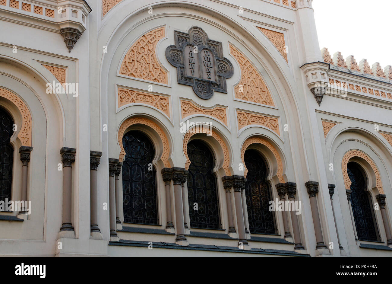 République tchèque. Prague. Ville Juive. Synagogue Espagnole. Construit en style néo-mauresque par les architectes, Josef Niklas (1817-1877) et Ignac Ullmann (1822-1897) entre 1868-1893. Reconstruit en 1990. Détail de la façade. Banque D'Images