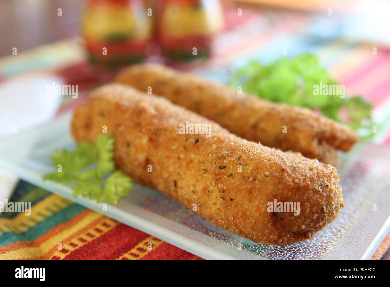 Malpua, croustillant, frits, rouleaux de crêpes indiennes pour le dessert ou en-cas savoureux contenant habituellement, poulet, légumes, ou Banque D'Images