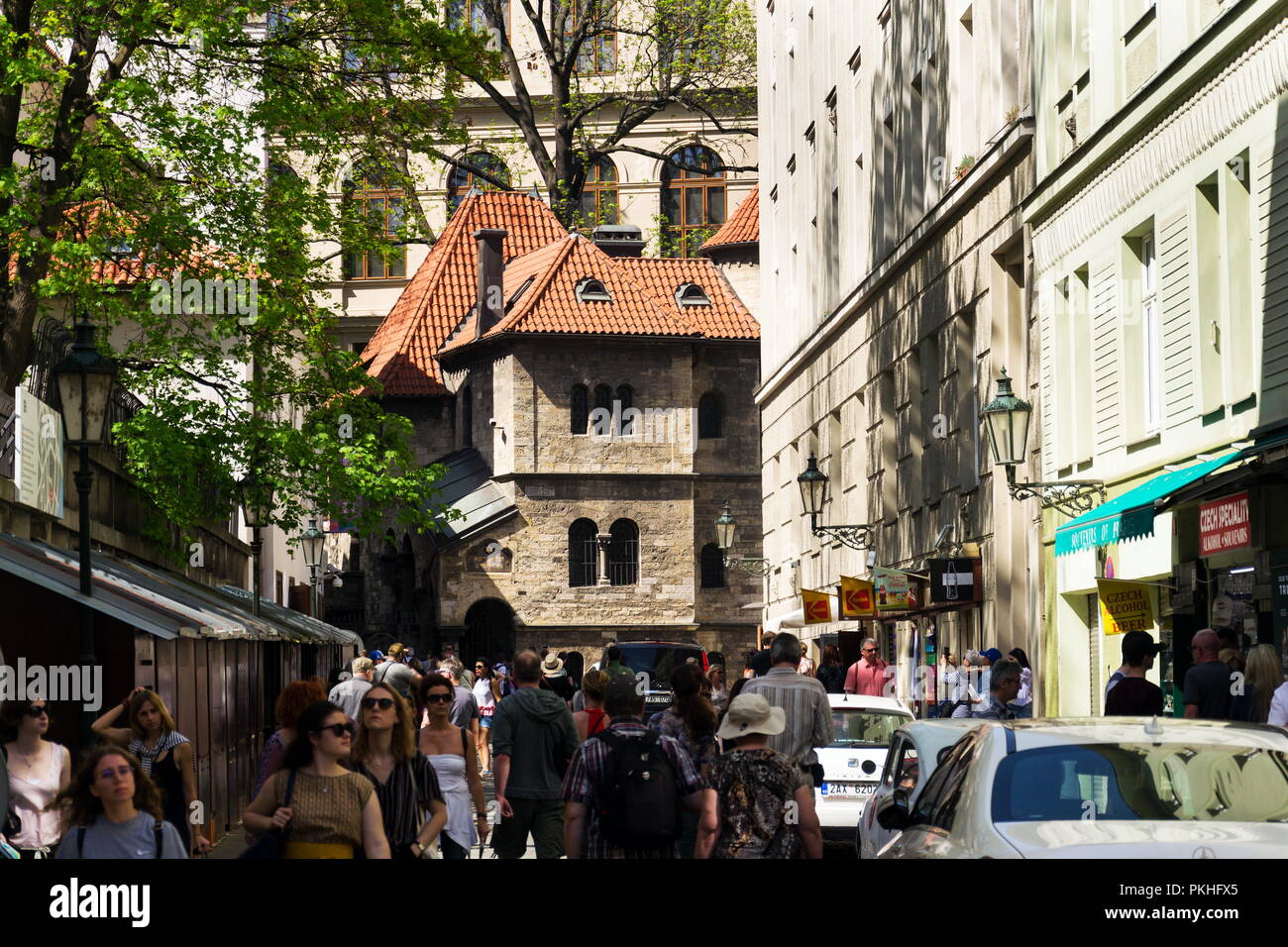 PRAGUE, RÉPUBLIQUE TCHÈQUE - 21 avril 2018 : les gens à pied en face de la Synagogue Klausen, plus grand dans l'ancien ghetto juif de Prague, avec les voisins O Banque D'Images