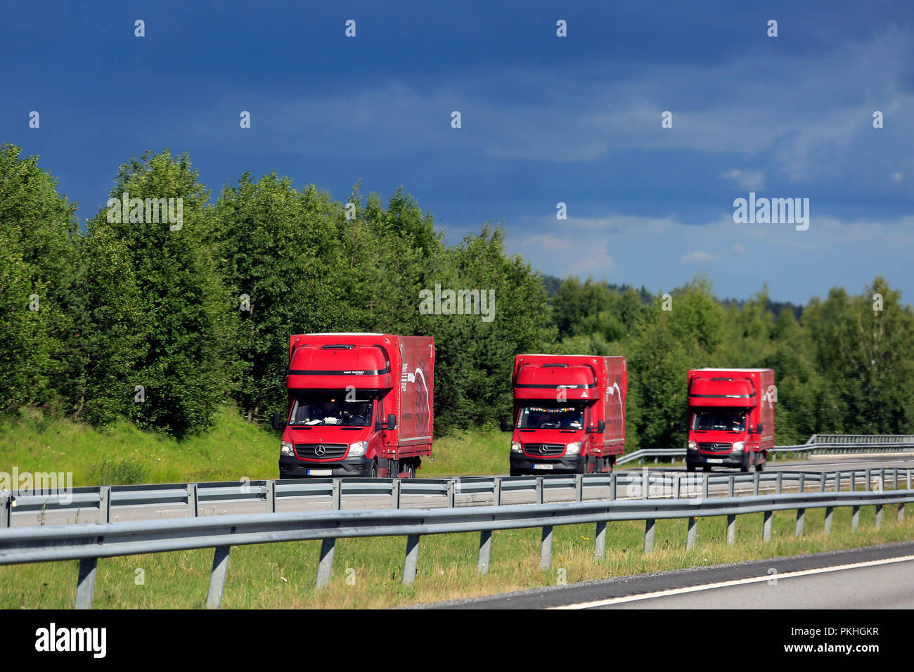 Trois camionnettes Mercedes-Benz rouge sur le peloton d'autoroute sur l'image de l'été. Salo, Finlande - le 6 juillet 2018. Banque D'Images