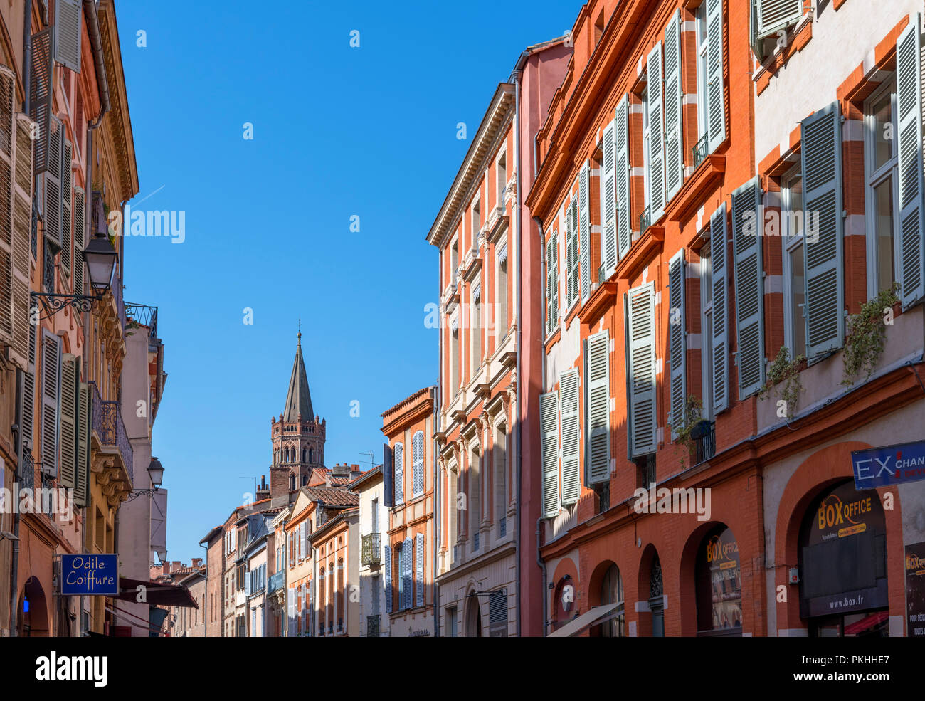 Maisons colorées sur la Rue du Taur en regardant vers la flèche de la Basilique Saint-Sernin, Toulouse, Languedoc, France Banque D'Images