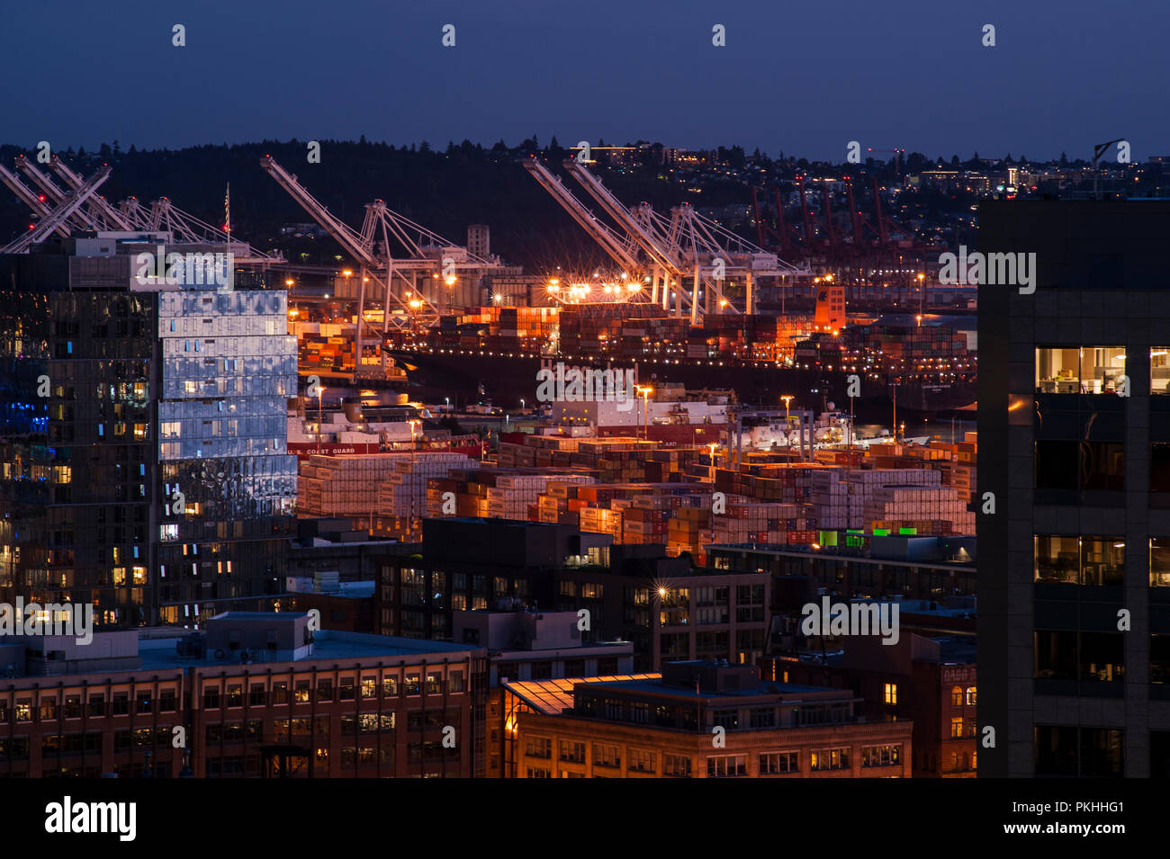 Port de Seattle avec des bâtiments centre de Seattle au crépuscule Banque D'Images