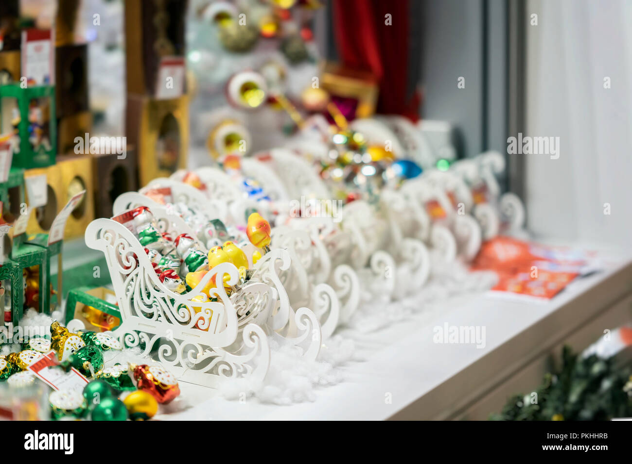 Ornements Colorés Des Boules De Noël Et Des Luges En Bois