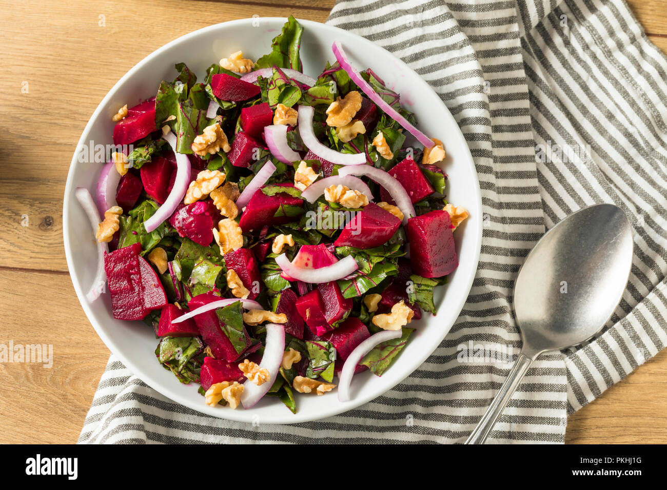 Salade de betteraves biologiques sains avec les écrous et l'Oignon Banque D'Images