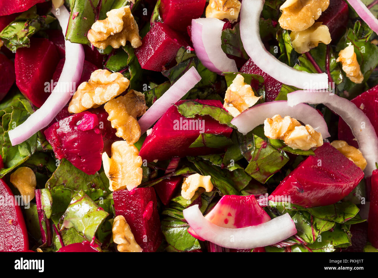 Salade de betteraves biologiques sains avec les écrous et l'Oignon Banque D'Images