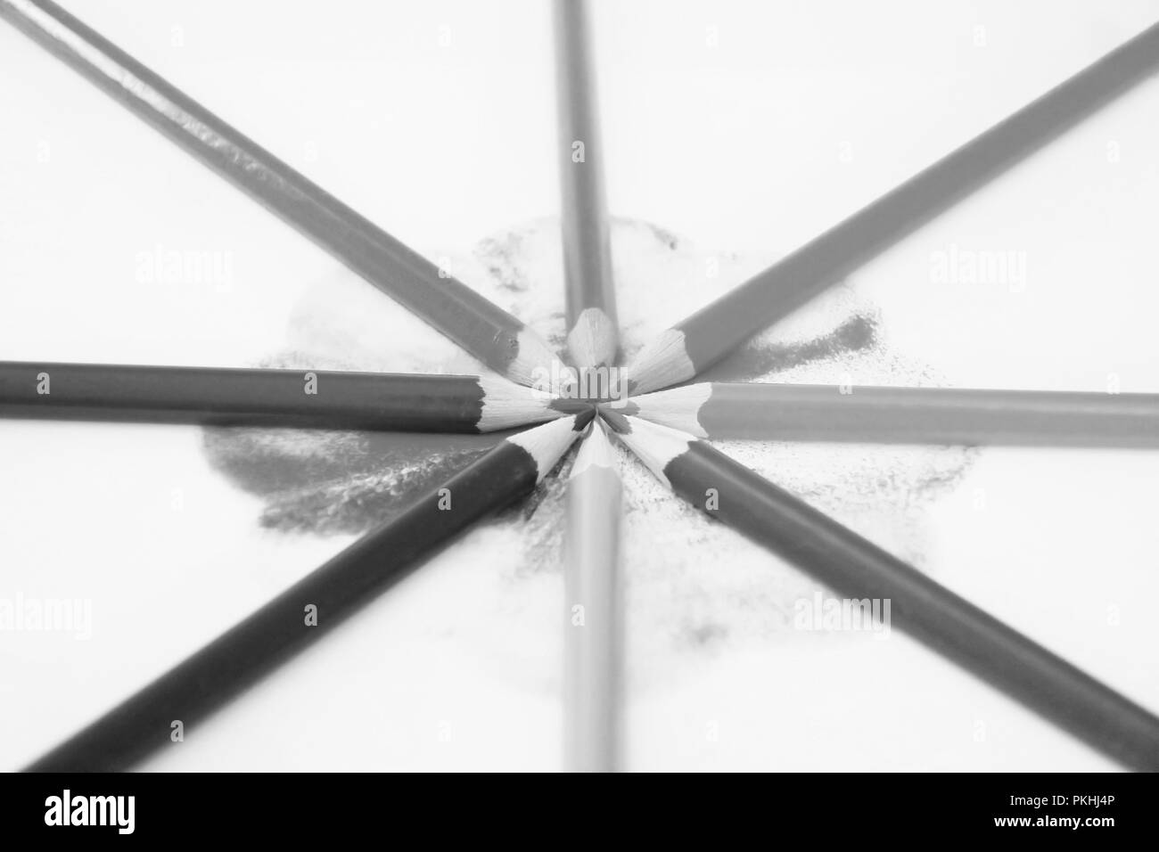 Un cercle de crayons de couleur sur une roue des couleurs sur un fond blanc en noir et blanc. Banque D'Images