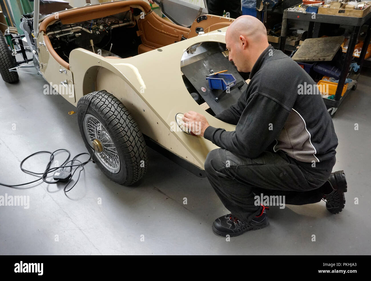 Feu arrière pour montage ingénieur Morgan sportscar au cours de la fabrication à l'usine automobile Morgan Malvern Worcestershire England UK Banque D'Images