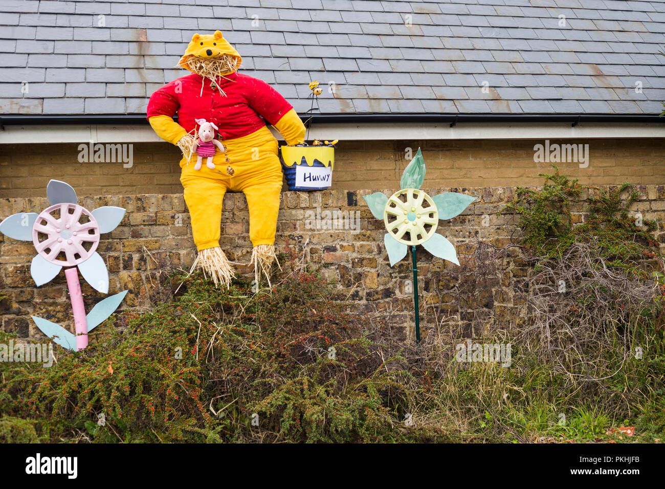 Une paille rempli caricature figure représentant l'Ourson bear à haute annuel traditionnel festival d'épouvantails Wych - Essex, UK Banque D'Images