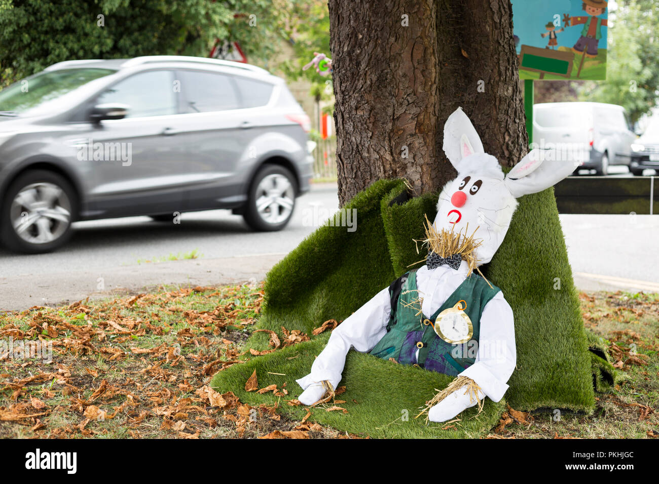 Une paille rempli caricature figure illustrant lapin blanc dans Alice au Pays des merveilles à l'histoire haute annuel traditionnel festival d'épouvantails Wych - Essex, UK Banque D'Images