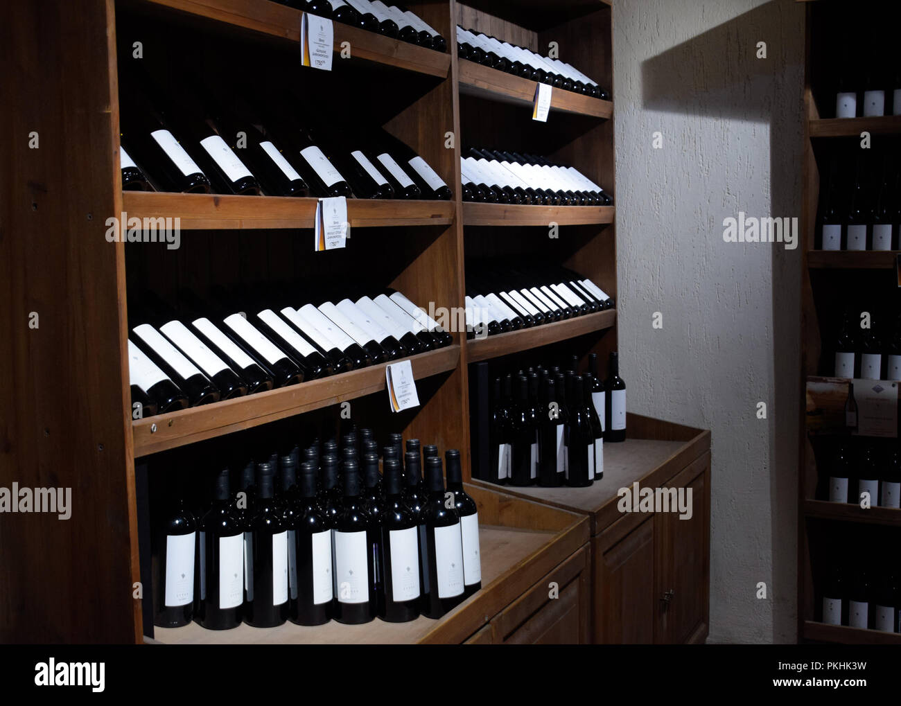 Abrau-Durso, Russie - le 22 août 2018 : Des étagères avec du vin et champagne dans la cave du magasin. Comptoir à la winery. Banque D'Images