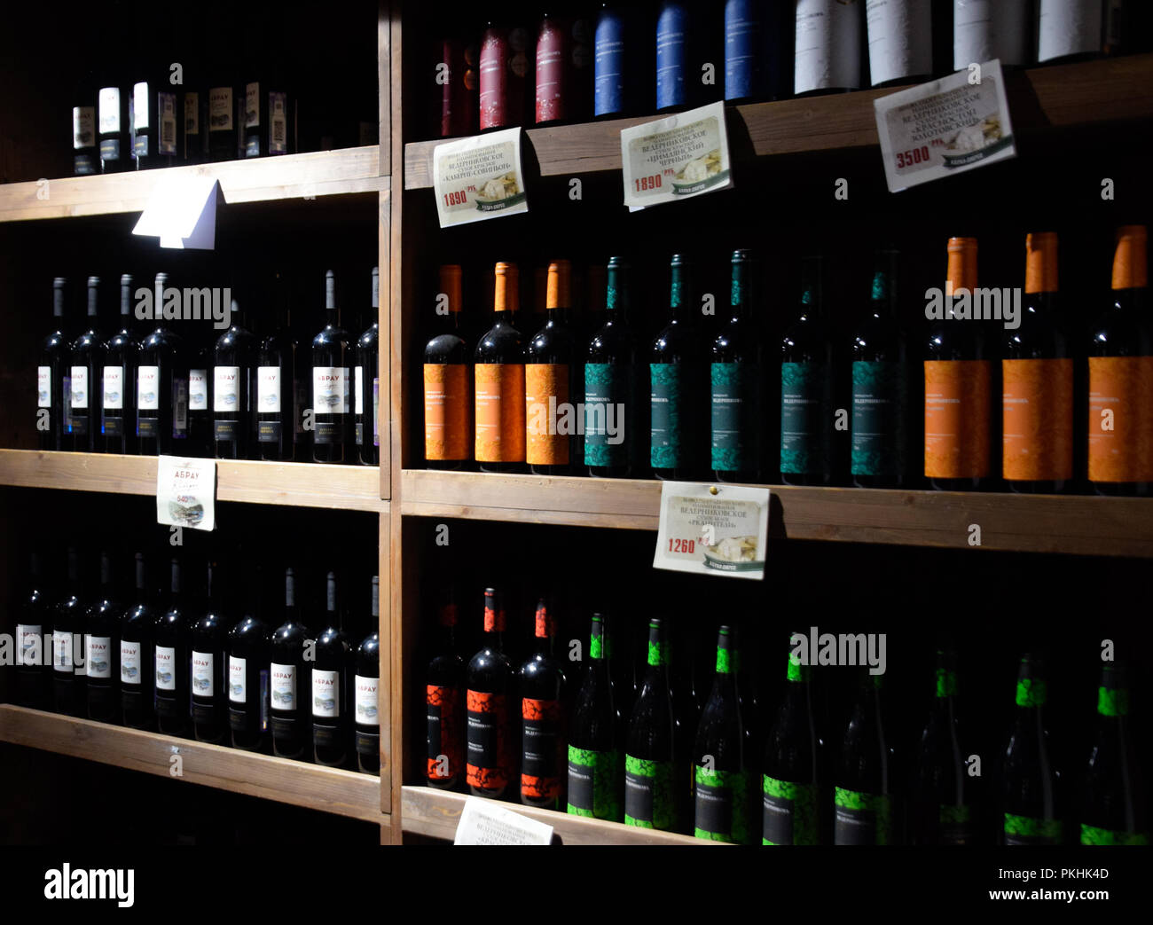 Abrau-Durso, Russie - le 22 août 2018 : Des étagères avec du vin et champagne dans la cave du magasin. Comptoir à la winery. Banque D'Images