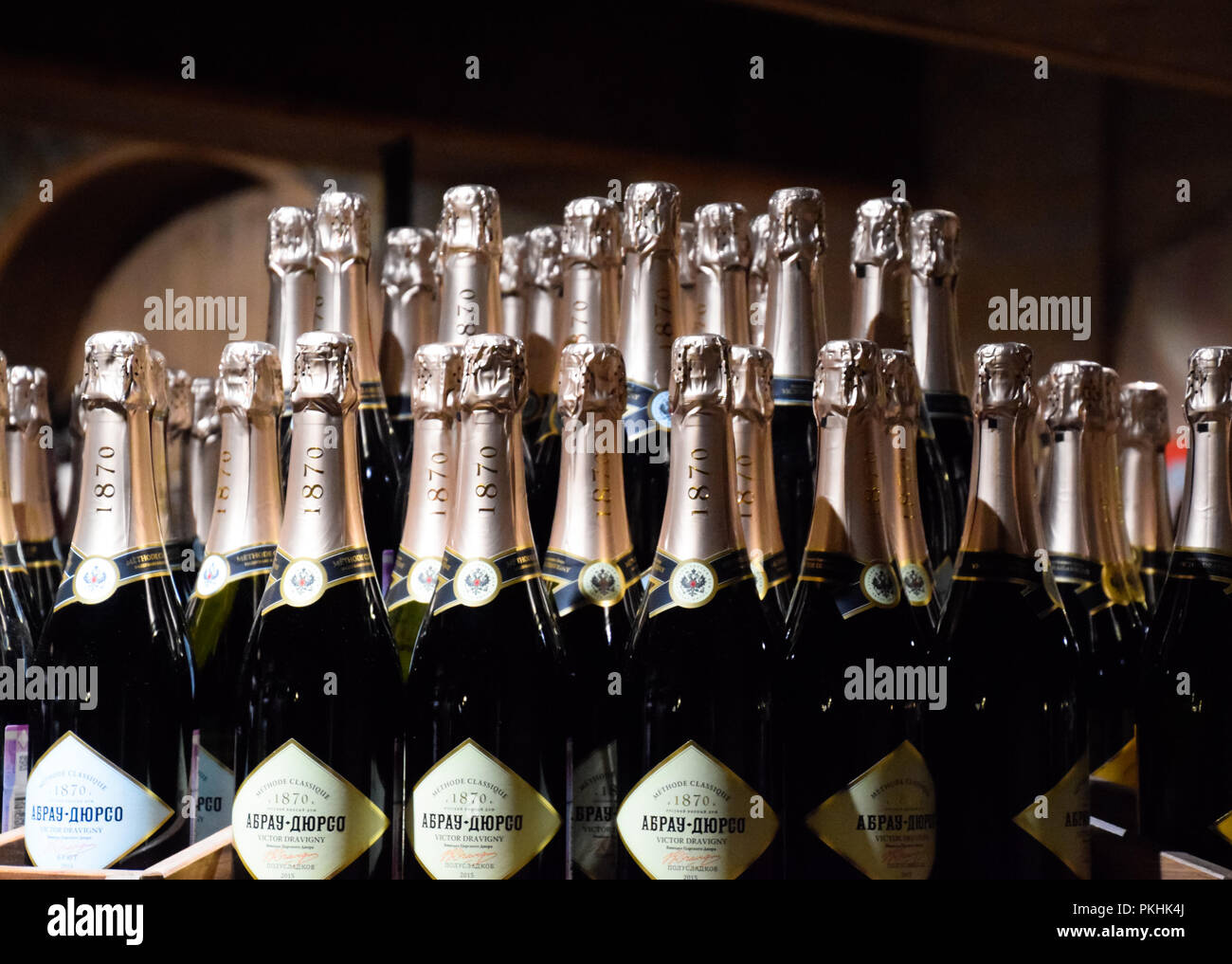 Abrau-Durso, Russie - le 22 août 2018 : bouteilles de champagne sur le comptoir. Étagères avec vin et champagne dans la cave du magasin. Comptoir à la winery Banque D'Images