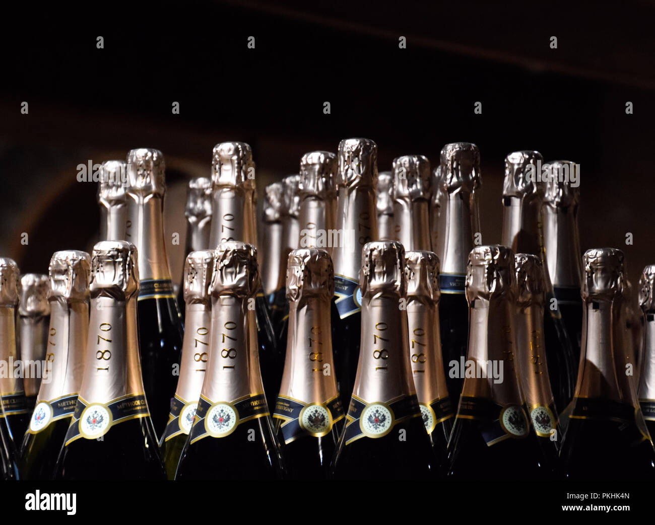 Abrau-Durso, Russie - le 22 août 2018 : bouteilles de champagne sur le comptoir. Étagères avec vin et champagne dans la cave du magasin. Comptoir à la winery Banque D'Images