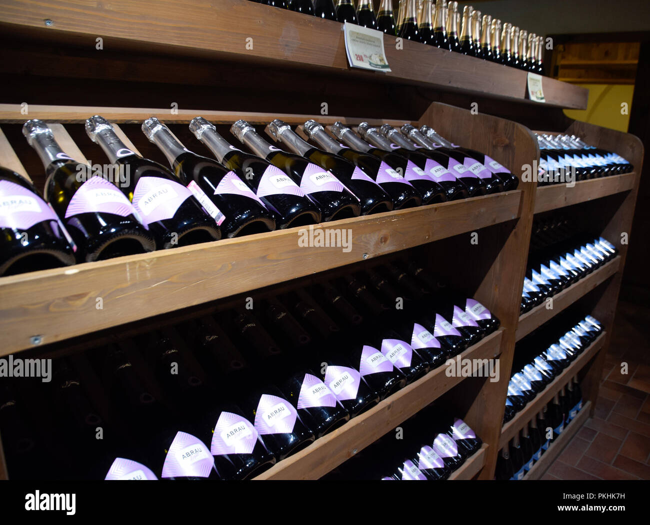 Abrau-Durso, Russie - le 22 août 2018 : Des étagères avec du vin et champagne dans la cave du magasin. Comptoir à la winery. Banque D'Images