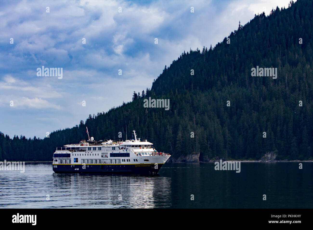 Le expedition cruise ship, le National Geographic Quest navigue dans le détroit de Chatham dans le sud-est de l'Alaska remplie d'écotouristes de chercher des baleines. Banque D'Images