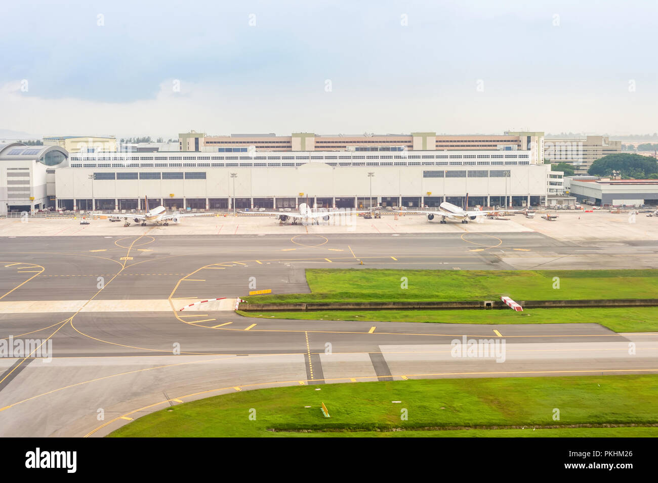 Les avions à la piste par l'aéroport international de Changi, Singapour terminal Banque D'Images