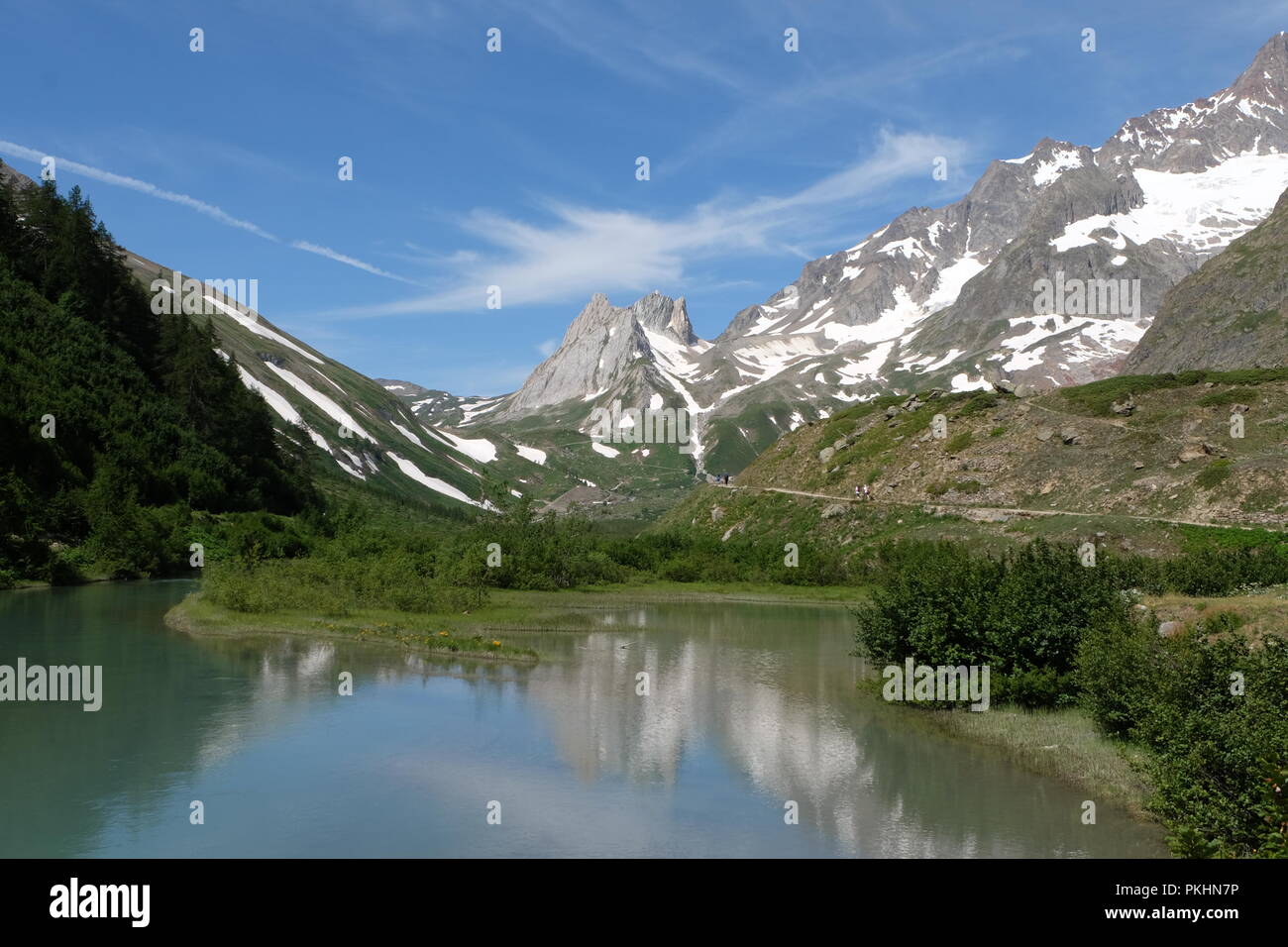 Vue générale du Mont Blanc le long du trek qui traverse la Suisse, la France et l'Italie Banque D'Images